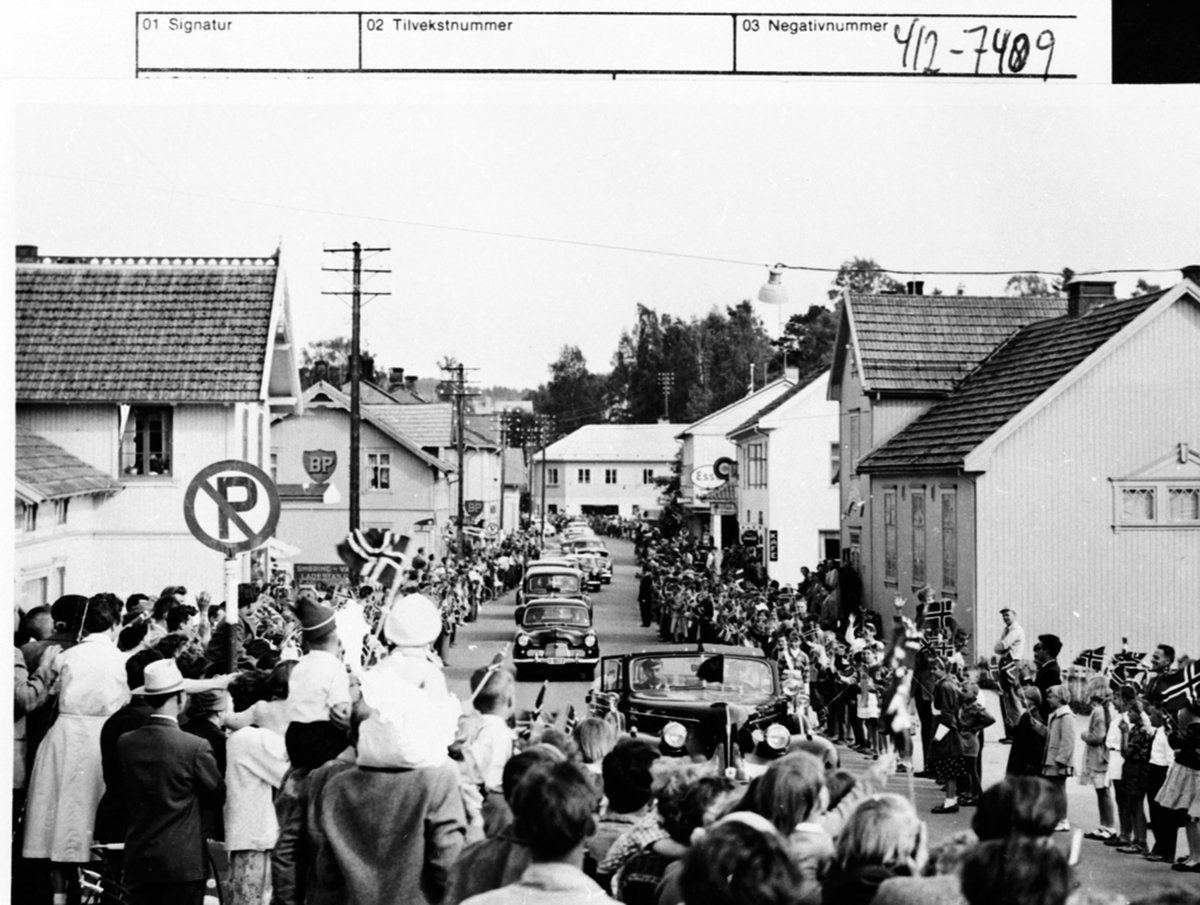 Kong Olav 5 og prinsesse Astrids bilkortesje gjennom Brumunddal. Signingsreisen 1958, Oslo-Trondhjem, 16.juni 1958.