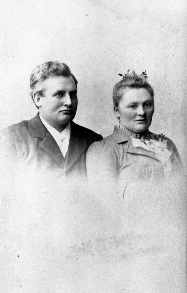 Hotelleier og kjøpmann Even Evensen Sagstuen f.1866 og hustru Oline f.1869. Mesnalia, Ringsaker.