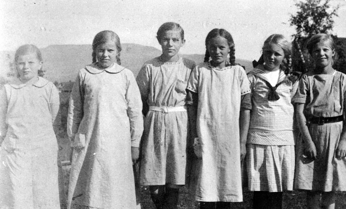 6 jenter. Margit Skjønsby, Agnethe Skjønsby, begge Farberg, Ane Jensen gift Koller, Berg østre, Hilda Røhr, Stav, Agnethe ?, Else ?.