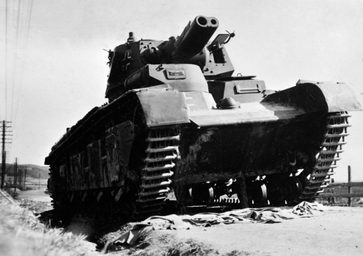 Tysk stridsvogn, tanks, etterlatt på Ring, 21 April 1940, krigen, Ringsaker. 

Dette er antagelig en PanzerKampfwagen Neubaufahrzeug V eller VI ( PzKpfw NbFz). Disse ble aldri satt i stor produksjon, med de produserte fem prototyper. Tyskerne tok med seg tre stykker under invasjonen av Norge, mest som propaganda for å vise de allierte at de hadde tunge stridsvogner, men de var også i strid. 
photo is from 21. 04. 1940 about 14. 00. 
The tank- wheel on the left side was defekt. It is the tank with the number 9. 
More Information to the history of this tanks you can find by the german wikipedia.
