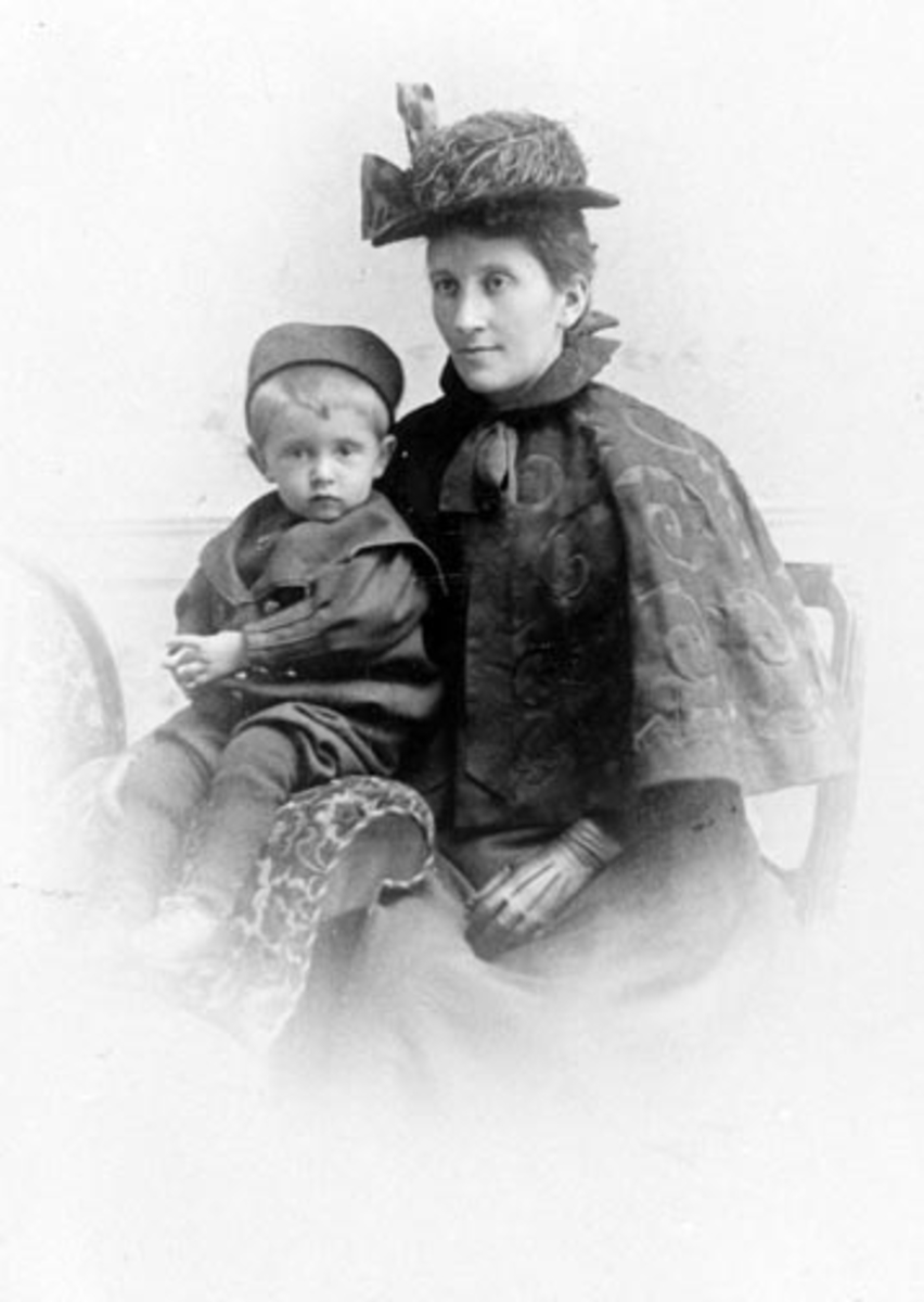 Mor og barn. Ida Georgine Svartshoel (født Coldevin (1867-1950)) med sønnen Ole Svartshoel (1895-1967) på Kvam, Nes, Hedmark.
