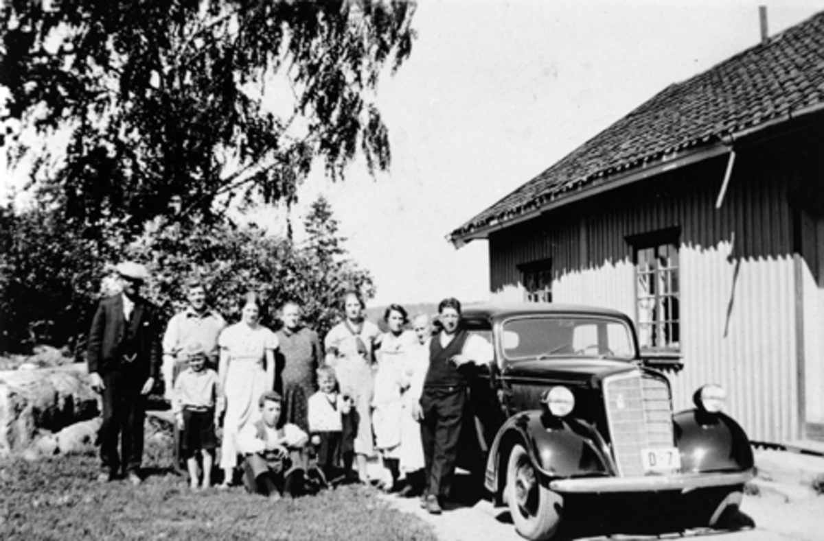 Familien Sundmyhr, bil D-47. Fra venstre er Ole Sundmyhr, Olaf, Magna, Martha, Anna, Alfhild Evensen, Martin Evensen. Foran er Ole Sundmyhr, Andreas Sundmyhr og Kristian Sundmyhr. Bilen tilhørte Kristian Kvarstad. Ifølge Norges Bilbok 1935 var D-7 en Opel 1935-modell, og bekrefter eieren som Kristian Kvarstad. Iflg. samme kilde var han sjåfør med adresse Jessnes. Bilen er en forløper til Oper Super Six.