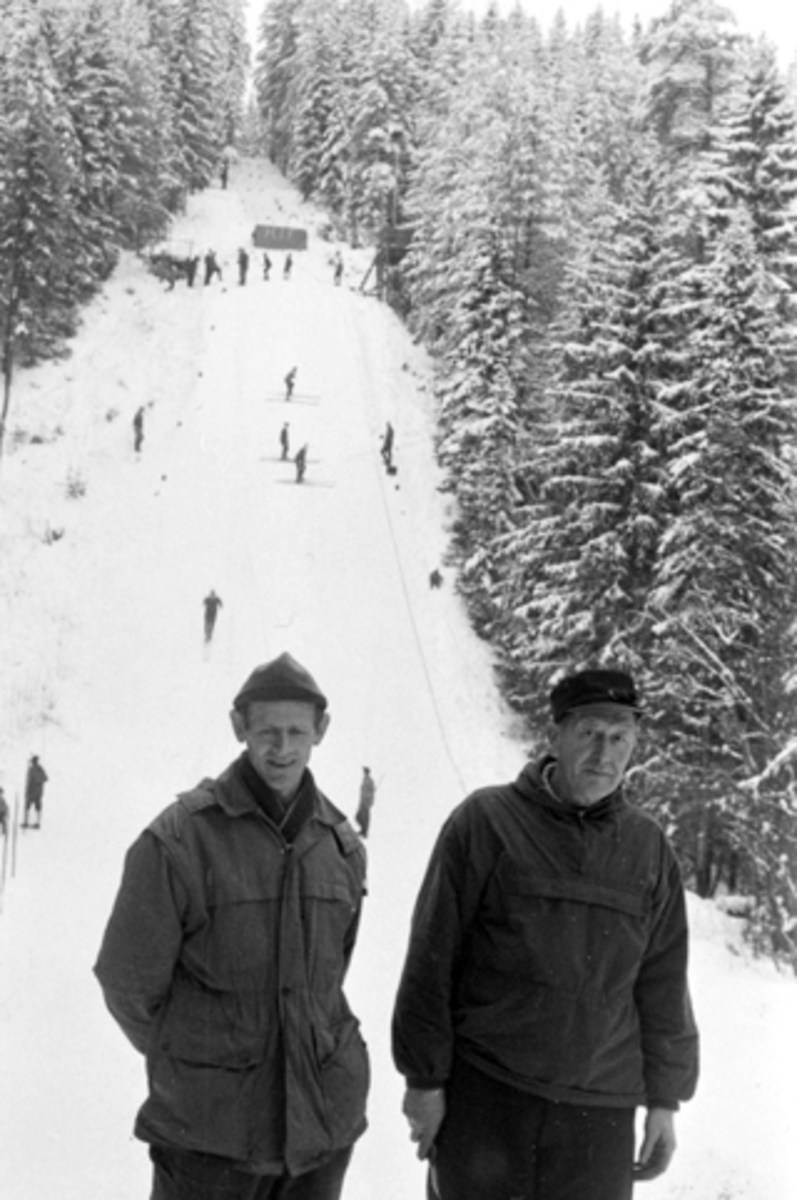 Kretsrenn i Eiksbakken. Fra venstre er Ole Moen f.1922, Helge Lysthaug f.1908.