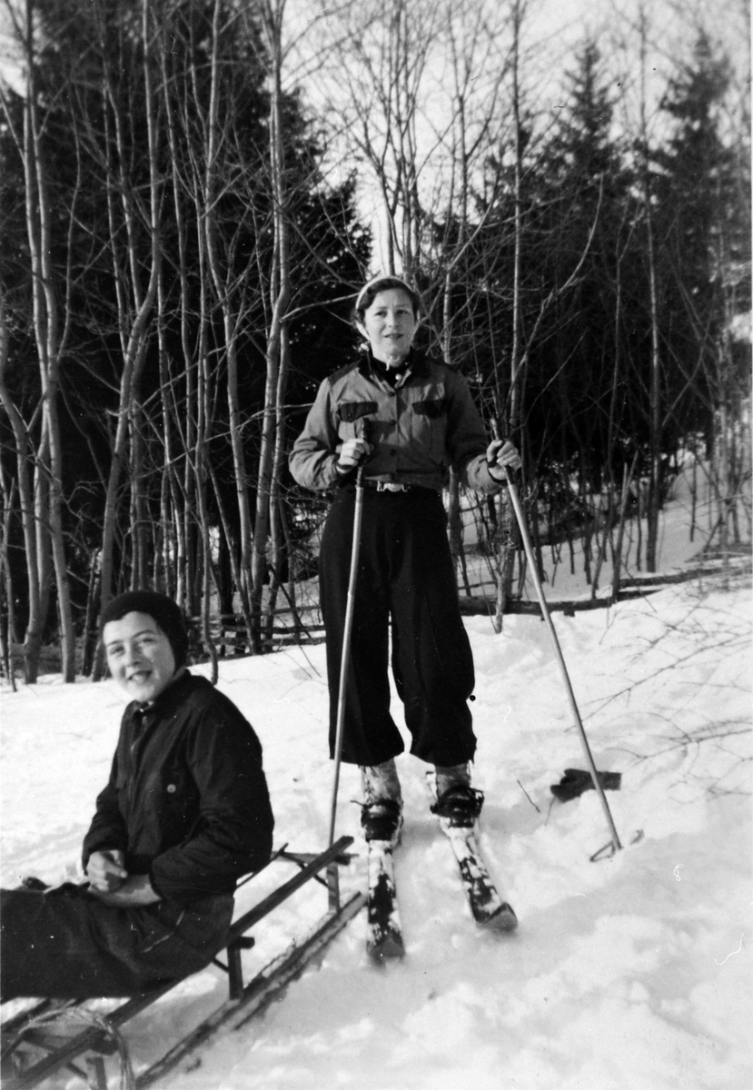 Synnøve Viksmoen, kretsmester 1937 i Bjørgeberget, Veldre skiforening. Person til venstre er ukjent.