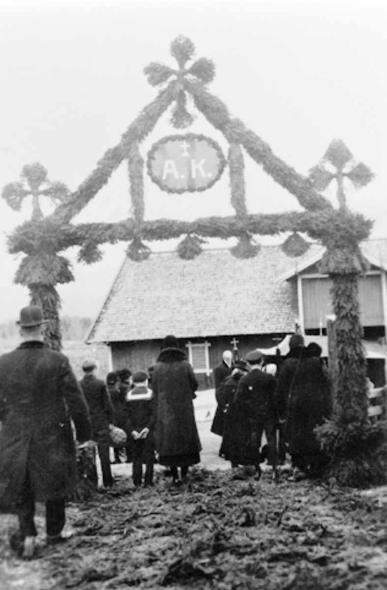 Kylstad store vestre, Furnes, Ringsaker. Begravelse etter Anders Olsen Kirkeby i 1932.