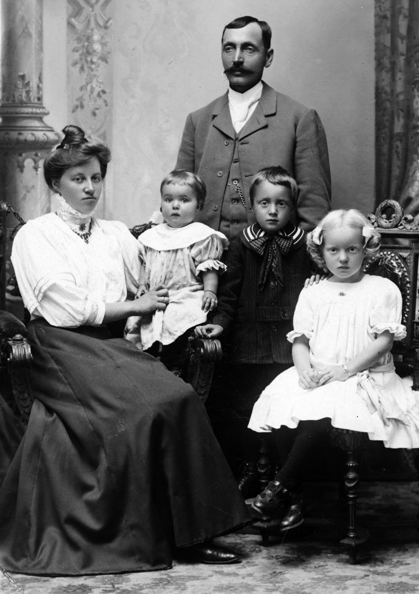 Gruppe Familien Hestnæs Ca. 1910. F. V. Aslaug, Mary, Arne Mabel. Bak 