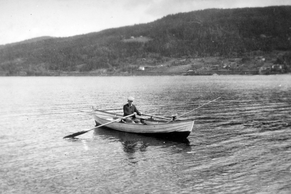 Fisker i robåt ute på Mjøsa utenfor Espa. Mjøsfiske etter ørret, dreggefiske, Einar Bergsjå?
