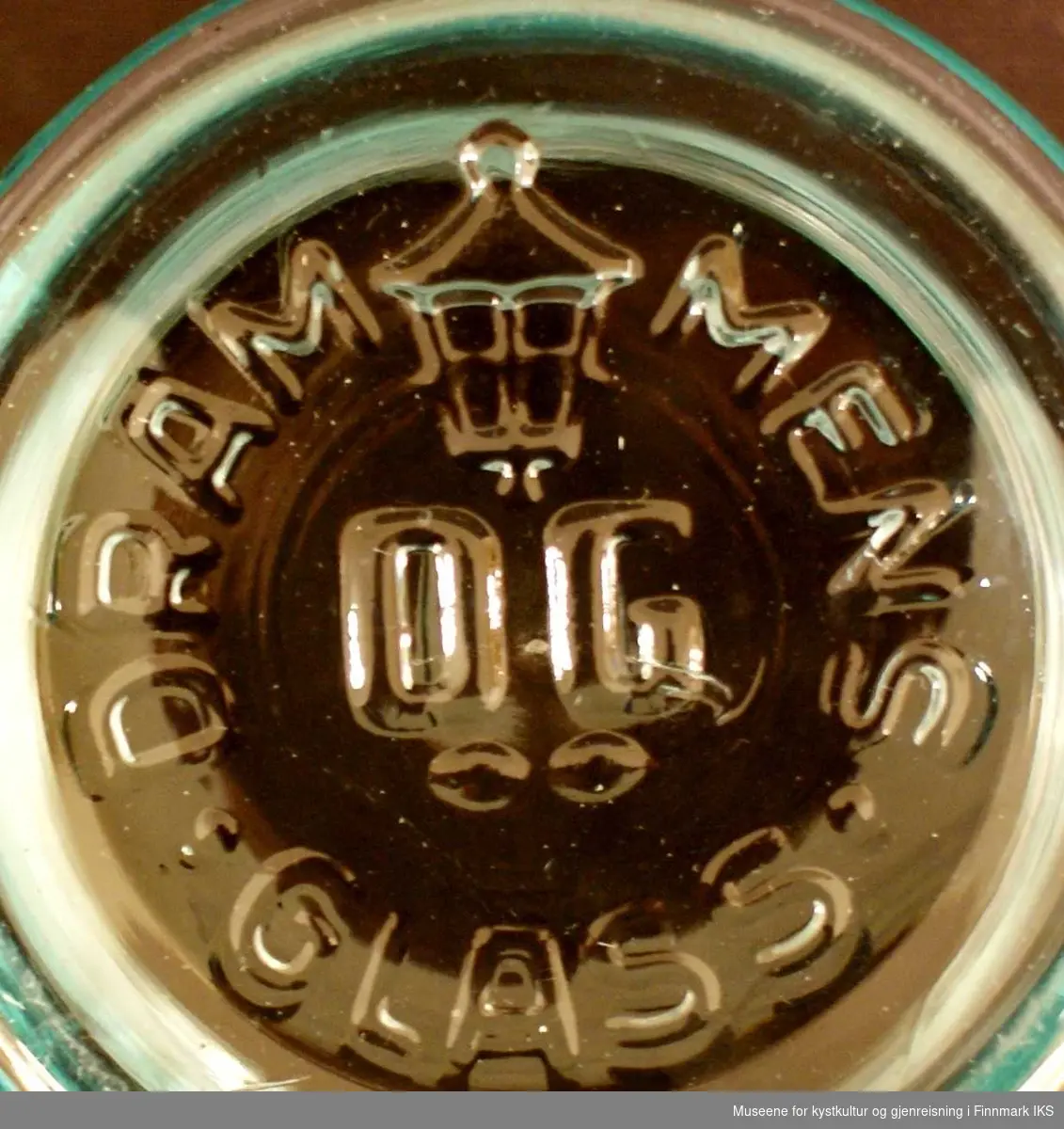 Både på lokket og på fremsiden av glasskrukken er detavbildet en stilisert løve. Løven står på bakbena og rekker frembena fremfor seg. Den er formet direkte i glasset, og er derfor blank. I bunnen av glasskrukken er det avbildet en lykt sammen med bokstavene DG, og dette er sannsynligvis logoen til Drammens Glass.