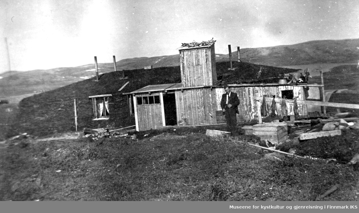 Mann utenfor gamme - Buevannsgammen /Buevannsbrakka på Kongsfjordfjellet 1938