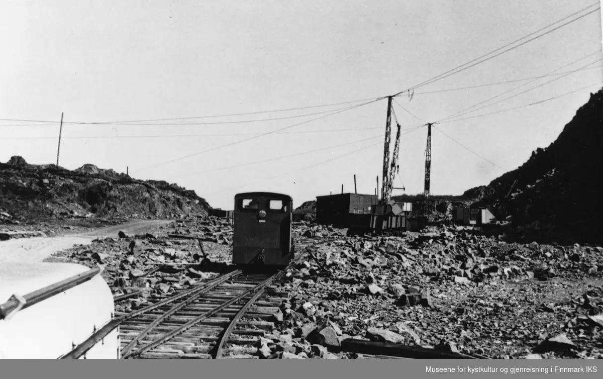 To diesellokomotiver på spor i Bruddet mens de venter på å bli tilkoblet steinvogner. I bakgrunnen 2 derrikkraner og et lagerskur/kaffebrakke, ca 1960