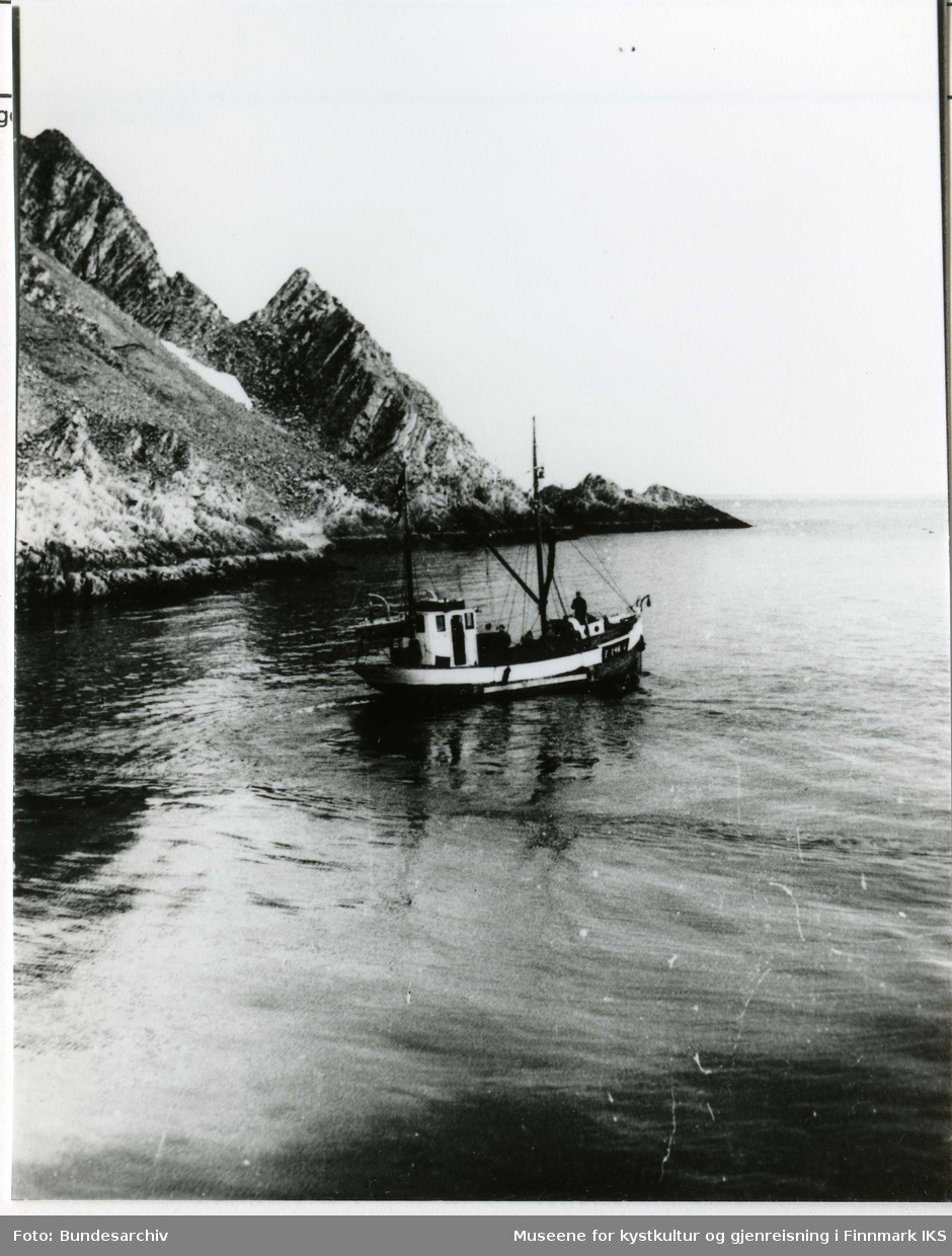 Fiskeskøyten M/K "Slettnes" utenfor Losvik 1942.