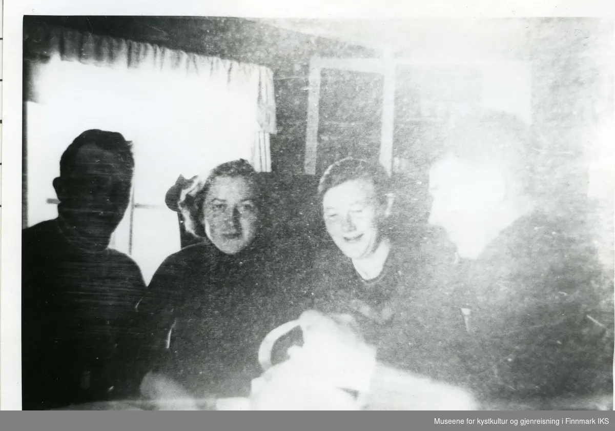 Arthur Ekrem, Gerd Ramberg, Ella Thorstensen, Håkon Thorstensen. Gamvik 1930/35
