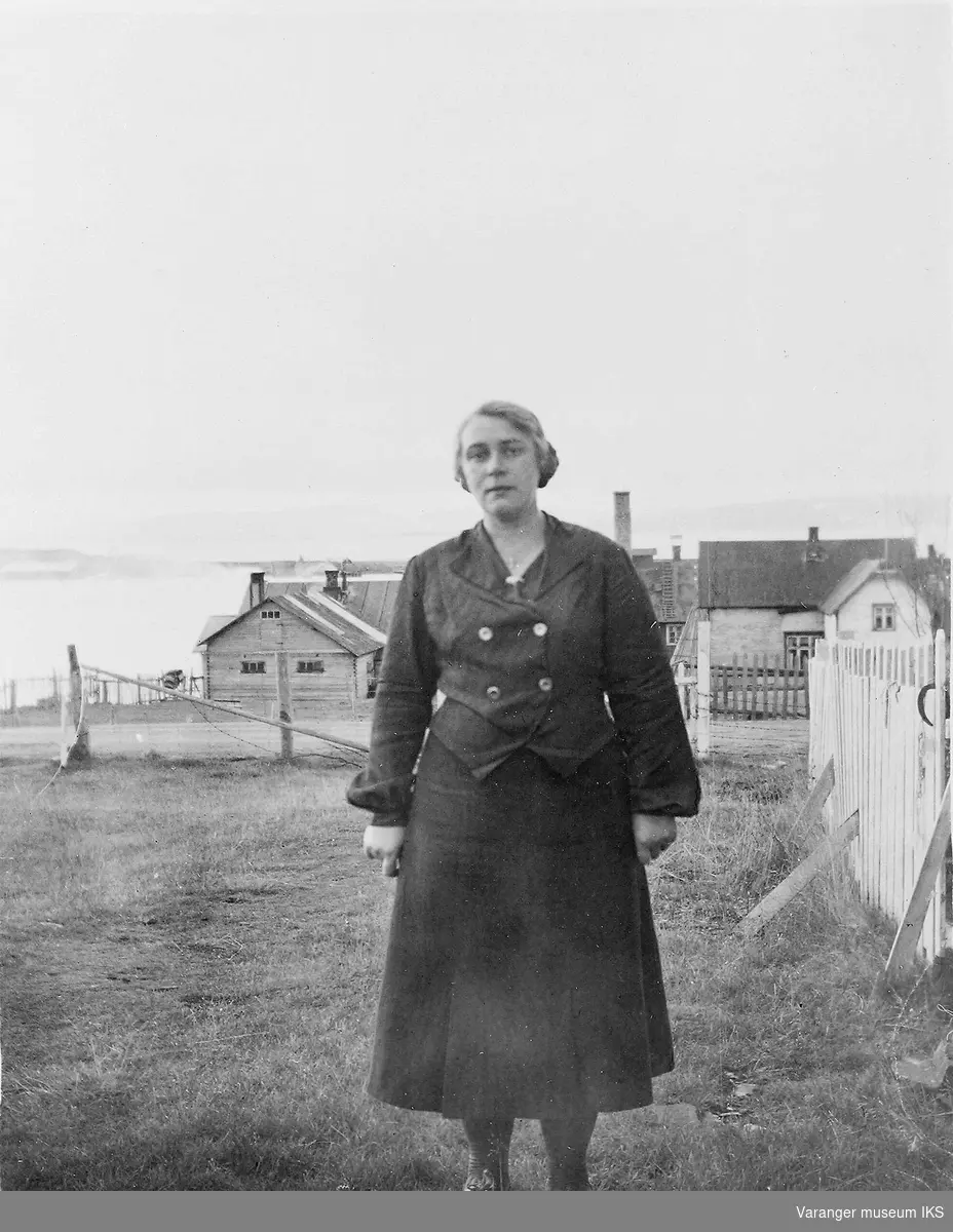 Mildrid Hoel ved Nyborgvn. i Vadsø 1940.
