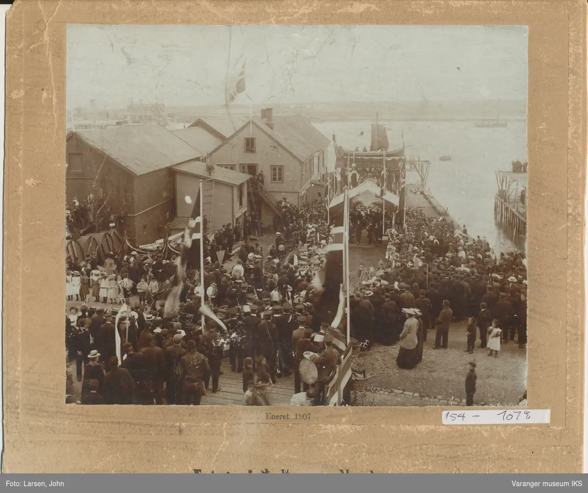 Kongebesøk i Vardø, kong Haakon VII ankommer kai i Nordre Våg, 1907
