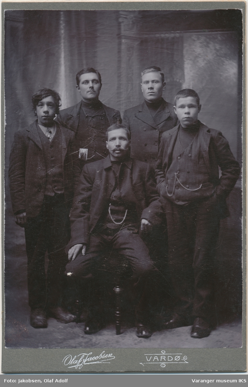 Gruppeportrett, Johan Eriksen med tre sønner og en ukjent ung mann