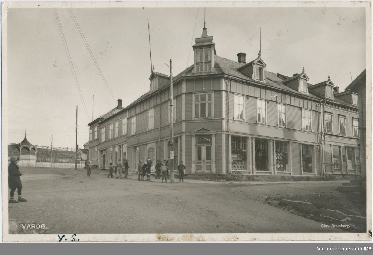 Postkort, Chr. Bratsbergs forretning og bolig i krysset mellom Nansens gate og Kristian IVs strede, ca. 1930