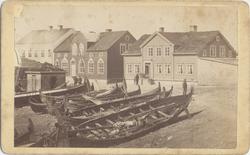 Trehusbebyggelse på Valen, nordlandsbåter trukket på land i 