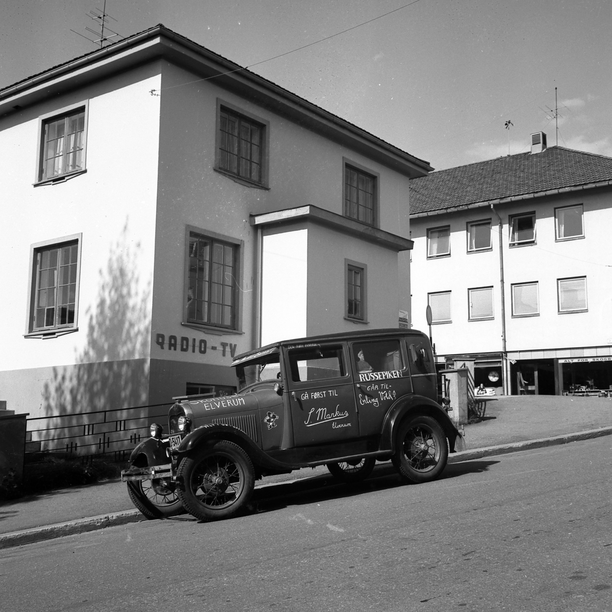 Bil,Ford modell A årsmodell 1928-29.I Gaarderbakken ved Solbraa. Skogbrukets hus i bakgrunnen til høyre.
