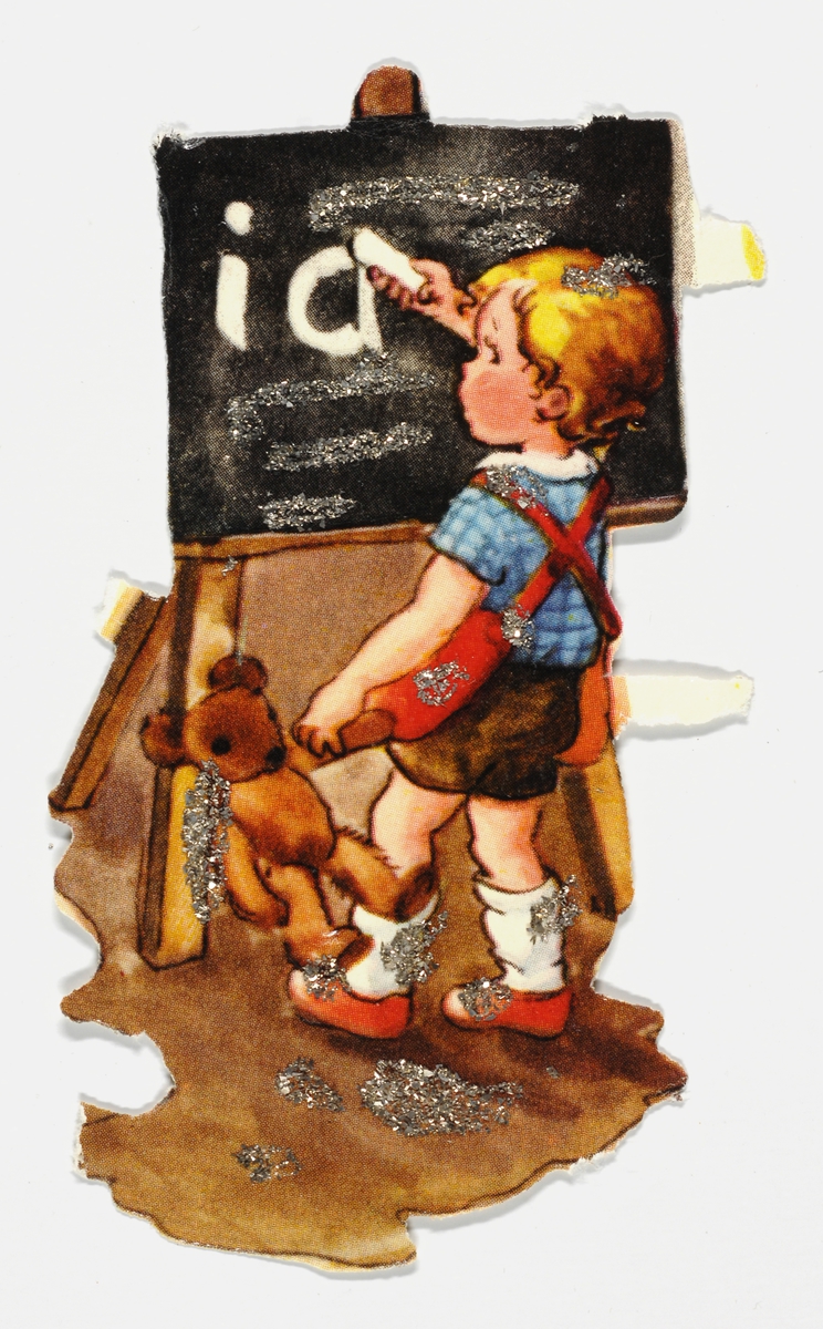 En gutt skriver på en tavel. Han holder en bamse i venstre hånd.