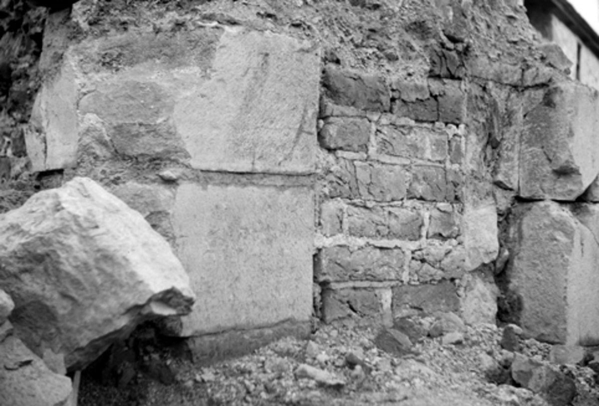 Arkeologiske undersøkelser i Hamar bispegård, 1949/50? Detalj av sydfløyen P.
