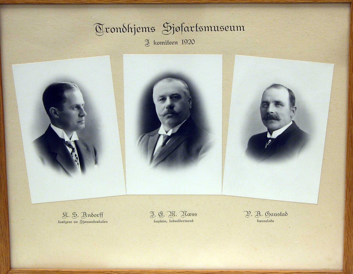 Fotograferte s/h portretter av tre menn i Trondhjems Sjøfartsmuseums komitè av 1920 limt på gulig papplate.