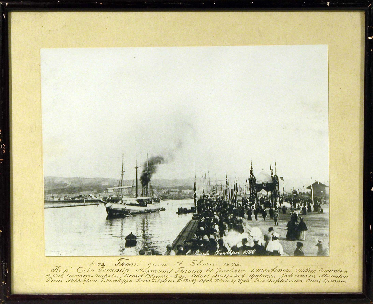 Polarskuten D/S "Fram" går ut elvehavnen i Trondheim 1896. Under hjemkomsten fra polarekspedisjonen 1893-1896.