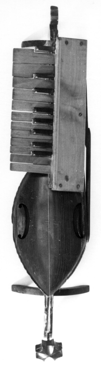 Omfang: b - f'' (1 oktav + kvint) Korpus' lokk av gran, bunn og sarg av løvtre. En streng går over den ovale lydkassen og den lange halsen. En vanlig stol er anbragt mellom de to C-hullene på lokket. Over halsen er klaviatur på 20 taster: 8 over-og 12 undertaster. Undertastene er gule, overtastene sorte. Strengen er festet i en snor, 8-tagget skrue. Instrumentet hviler på 4 ben. Bena er så lave at det åpenbart er til å sette på et bord.