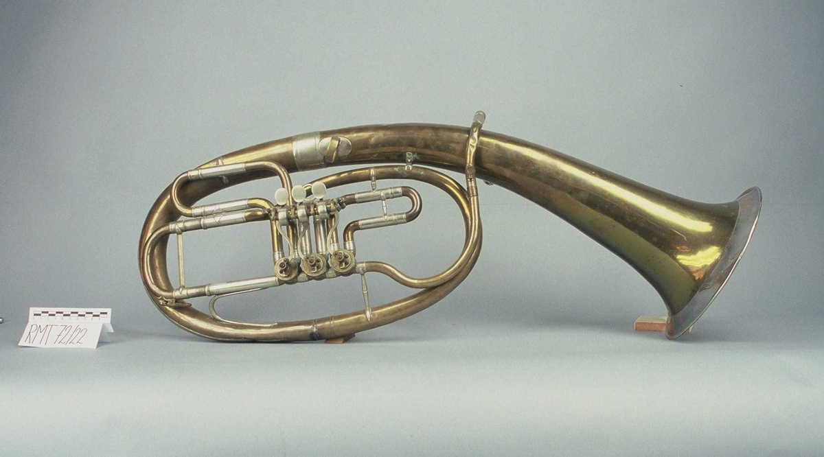 Blåseinstrument i oval form. Messing med hylse av nysølv. Tre roterende ventiler (Drehventile), som spilles med høyre hånd. Vanlig rekkefølge: Heltone, halvtone, halvannen tone. Alle ventilrør har stemmebøyler. Spyttklaff.

Grunntone: B !. Dypest spillbare tone: B.

Instrumentet tilsynelatende ligner Wagnertuba i form, men Wagnertuba er en venstre håndsinstrument med 4 ventiler (i likhet med valthorn), og med noe større konisitet i bor.
