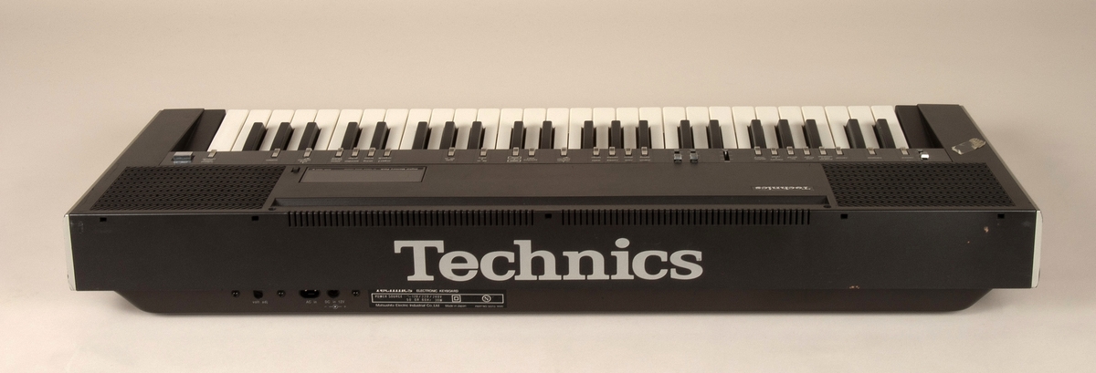 Synthesizer med omfang på fire oktaver, kontrollere i form av brytere og fadere.