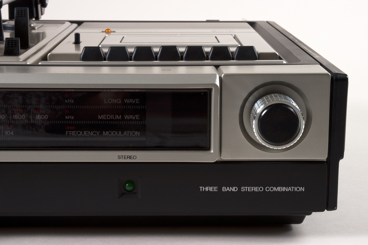 Kompakt stereoanlegg med radio, plate- og kassettspiller.