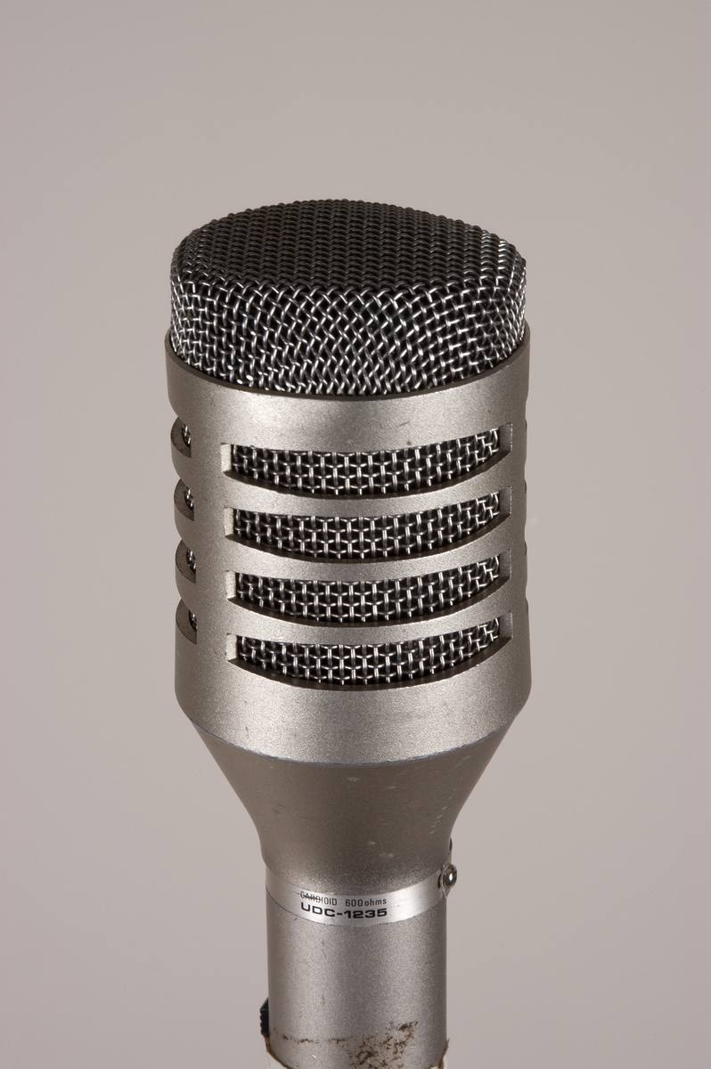 Dynamisk mikrofon i metallkapsel med XLR-kobling og av-/påbryter.