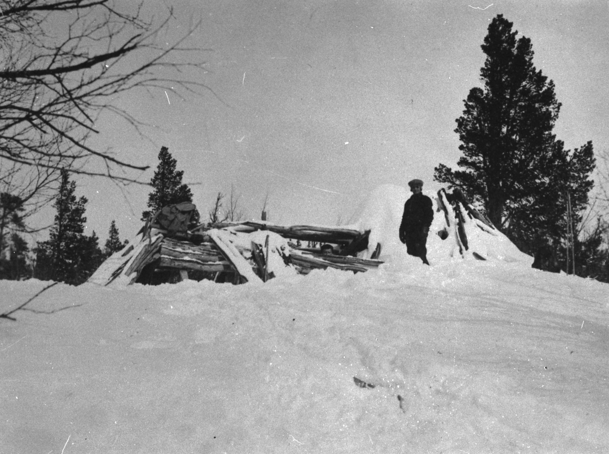 Samisk vintergamme i Elgådalen, Femunden, Hedmark.  Senere gjenreist på Sverresborg Trøndelag Folkemuseum