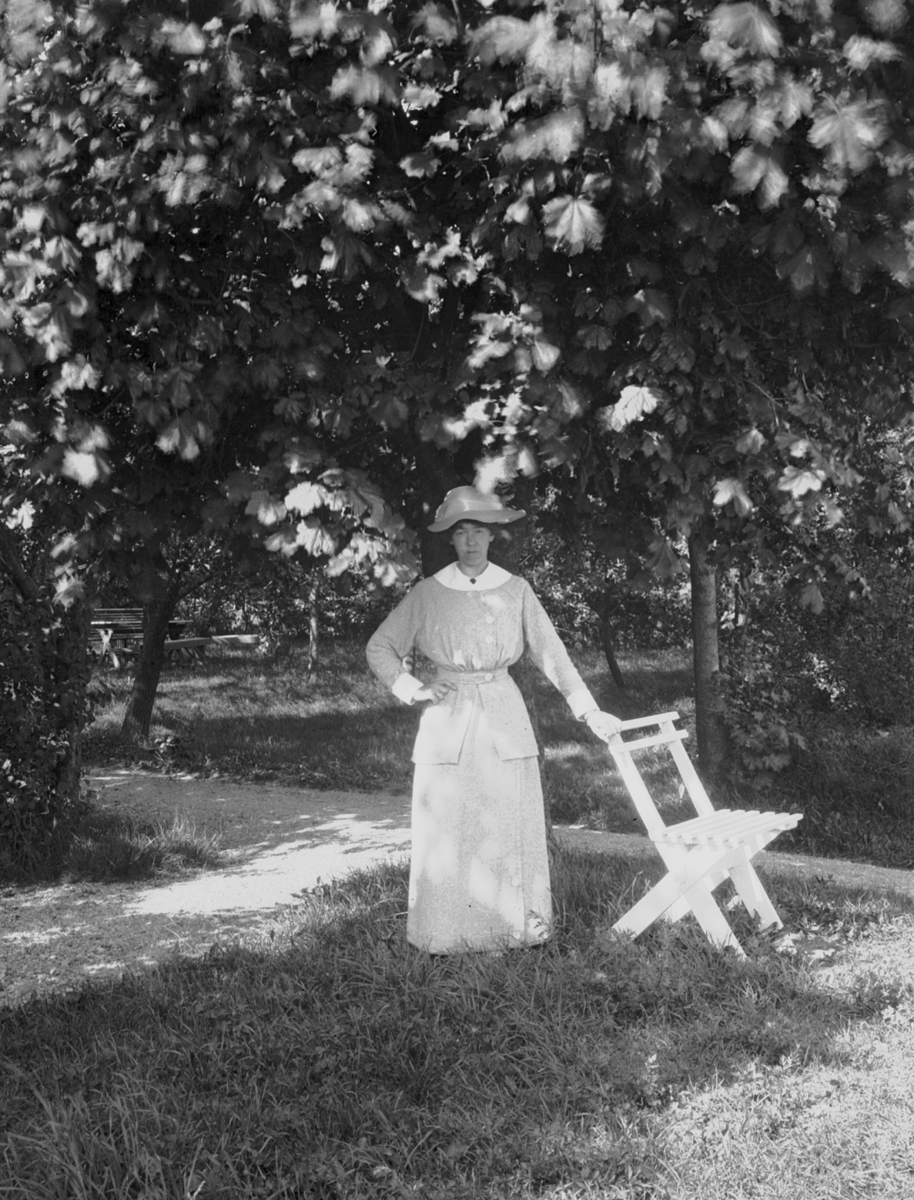 Portrett, 1, kvinne i hage
