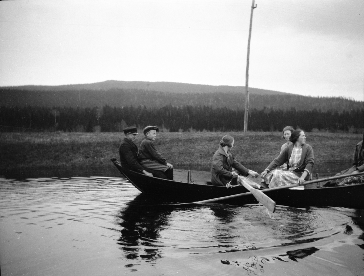 Nordre Rustad, fire personer i robåt