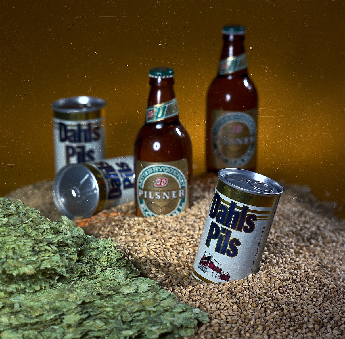 Ølboks, ølflaske, korn og malt fra  E.C. Dahls Bryggeri (Aktiebryggeriet E.C. Dahls)