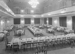 Frimurerlosjens store sal dekket til julebord