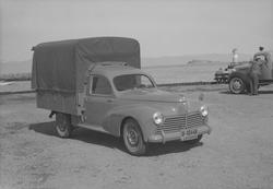 Bybud Haakon Iversen i sin bil. Peugeot 203 Utilitaire