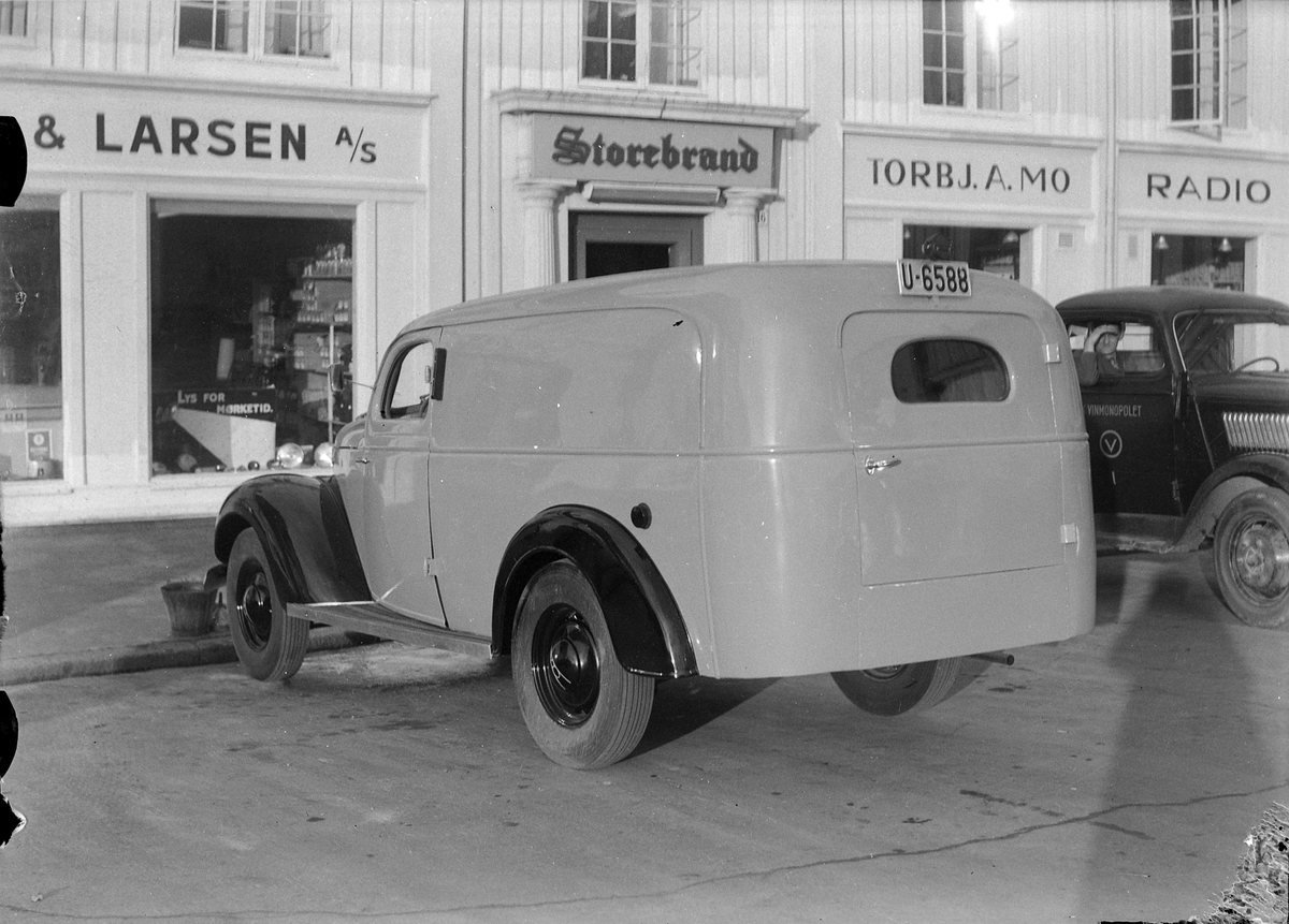 Ford varebil utenfor Gaden & Larsen