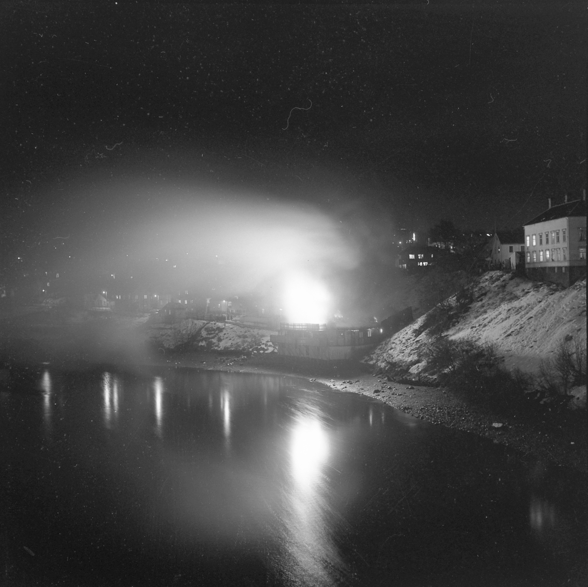 Brann i brygge nederst i Vollafallet