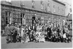 Elever, lærere, skolebygninger, flagg