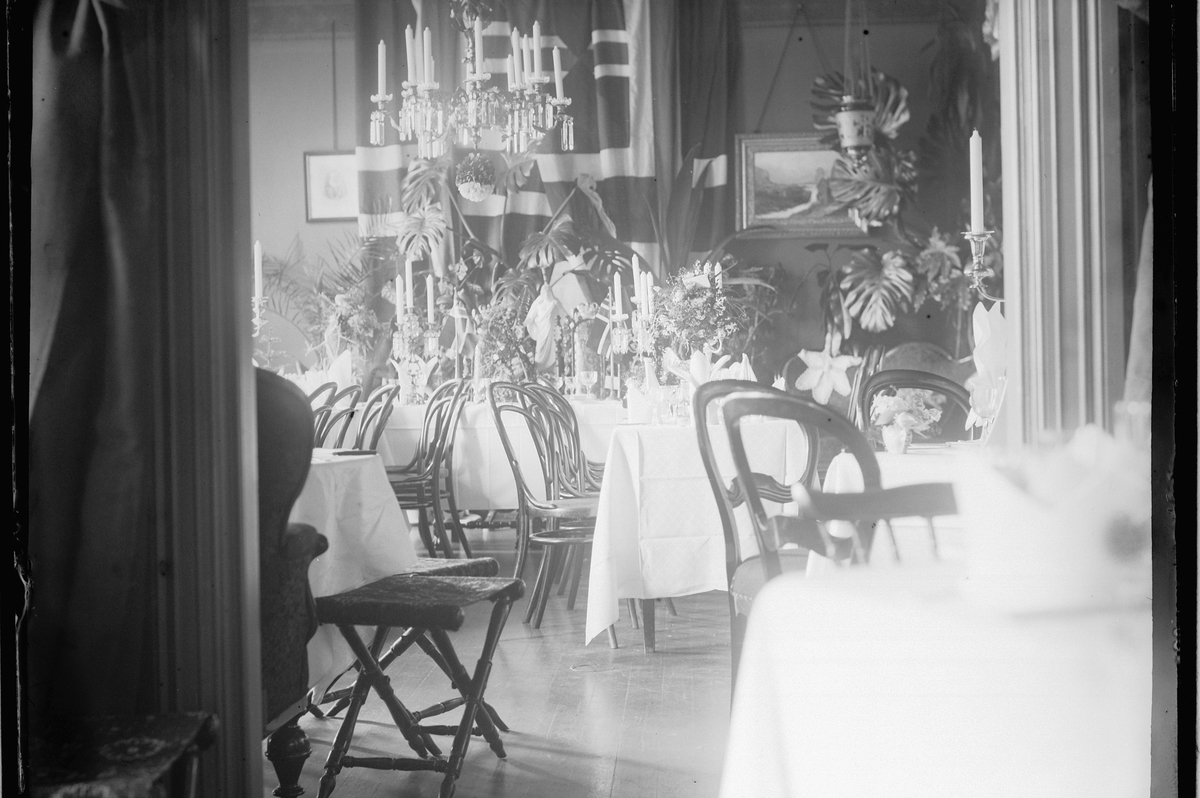 Hamar, Interiør i Aasgården, Festbord pyntet for sølvbryllup i 1894. Hans Emil Erichsen (1842-1918) var gift med Jacobine (Carine) Karine Hovland (08.06.1844-12.01.1908) De hadde sølvbryllup i november 1894, gift i 1869,