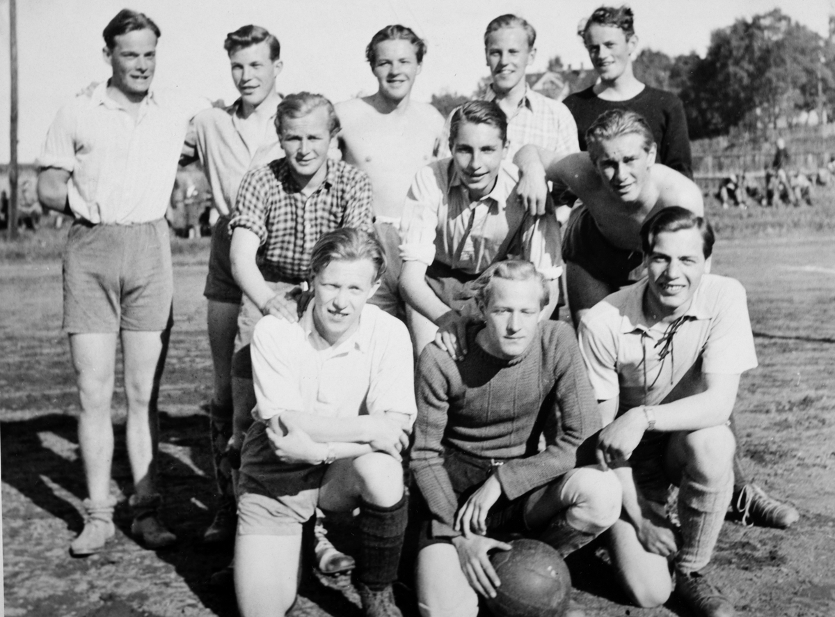 Fotballkamp mellom rektorer og russen ved Hamar Katedralskole på Hamar ...