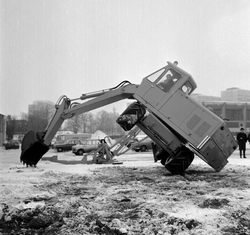 Munch gravemaskin danser ballett. I likhet med Brøyt har mas