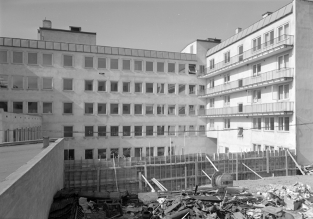 UKJENT BAKGÅRD, BYGGEARBEID, 26-4-1952. 

Kan være bakgården, Handelens Hus, Strandgata