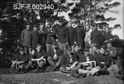 Gruppe av unge, uniformerte mannskaper, fotografert i forbin