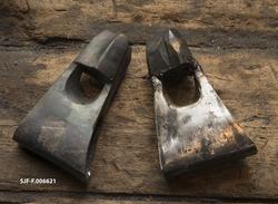 To uskjeftete merkeøkser fra Knudsen-smia på Veievangen i Mj