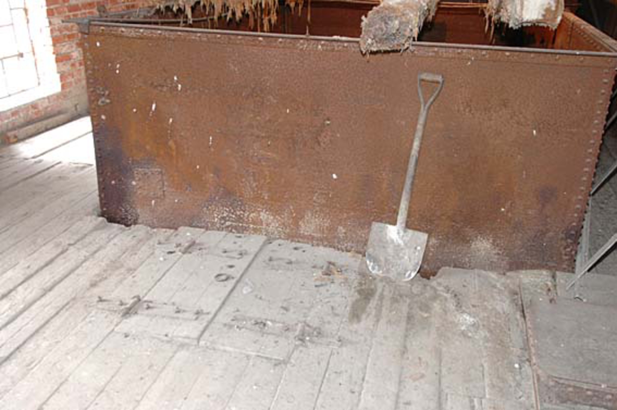 Luthuset. Inspeksjonsluke i gulvet for tilsyn av store lagertanker under sandfiltreringstank for lagring av gjennvunnet lut til nye cellulosekok. 