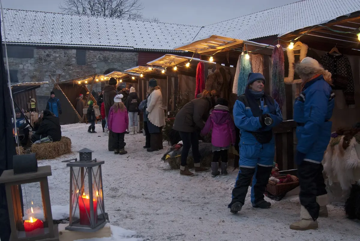 Julemesse i Borggården på Hedmarksmuseet, Domkirkeodden, 09. 12. 2012. 