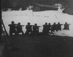 Skyteøvelser for soldatene fra cella i Skirvedalen i Tinn Au