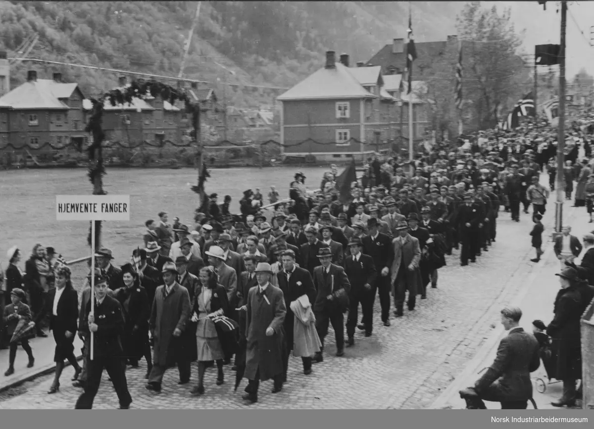 17. mai 1945. Folketoget med Milorg i teten. Hjemvente fanger.